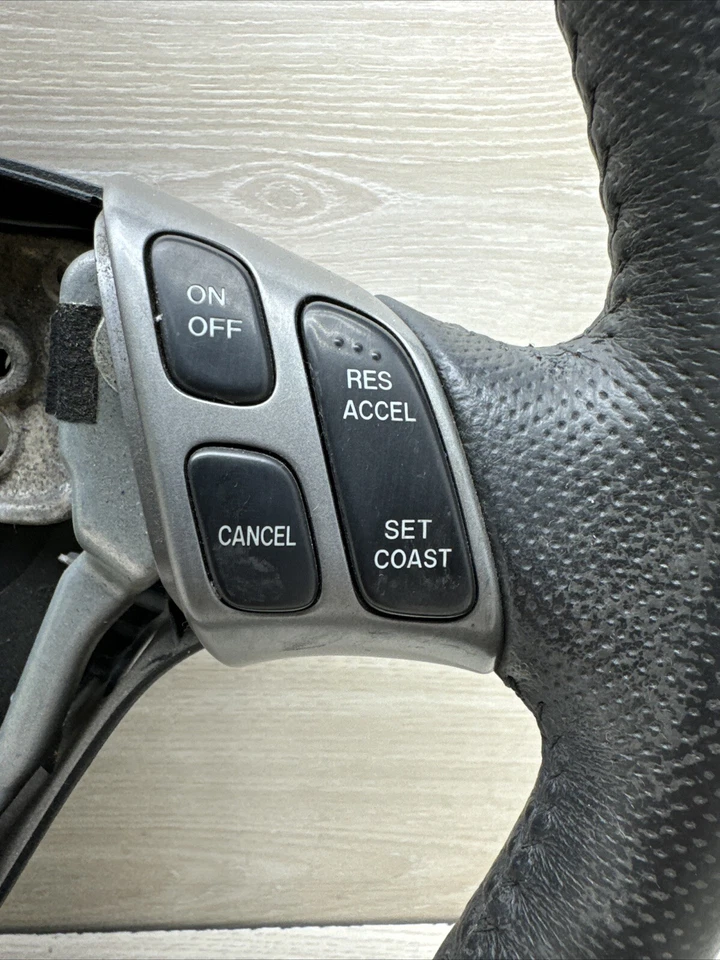 Volante deportivo Mazda 3 S 2008 con control de crucero y audio Foto 4 de 4