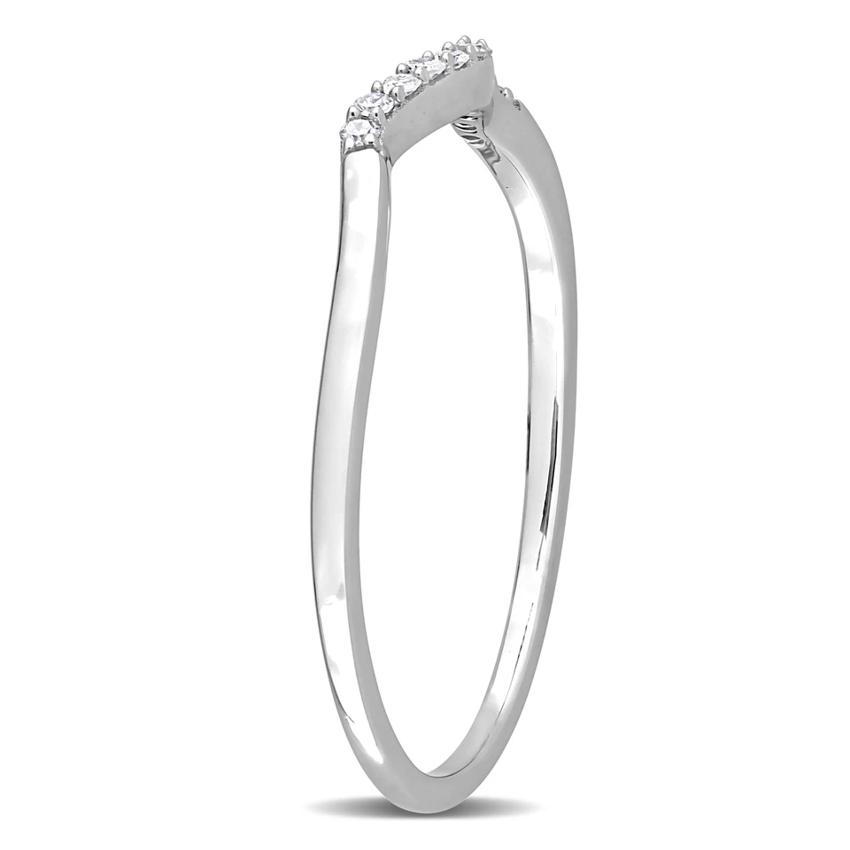 Alianza de boda curva Chevron con detalles de diamantes de oro blanco de 10 k Amour Foto 2 de 4