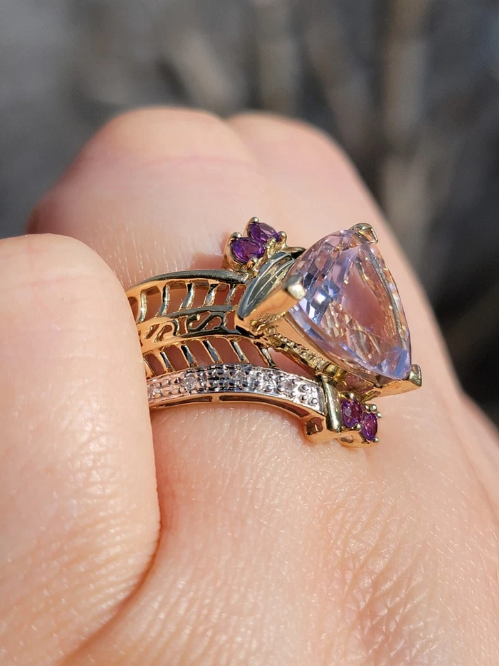 Anillo de cóctel de diamantes amatista de kuncita Heng Ngai de oro amarillo de 10 k Foto 2 de 4