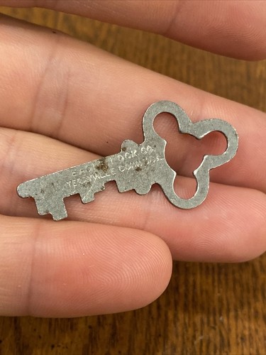 Vintage EUC Eagle Lock Co Terryville Conn Flat Steel Skeleton Key 1-9/16” Long