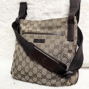Sac à bandoulière toile beige marron GUCCI Gg logo plaque