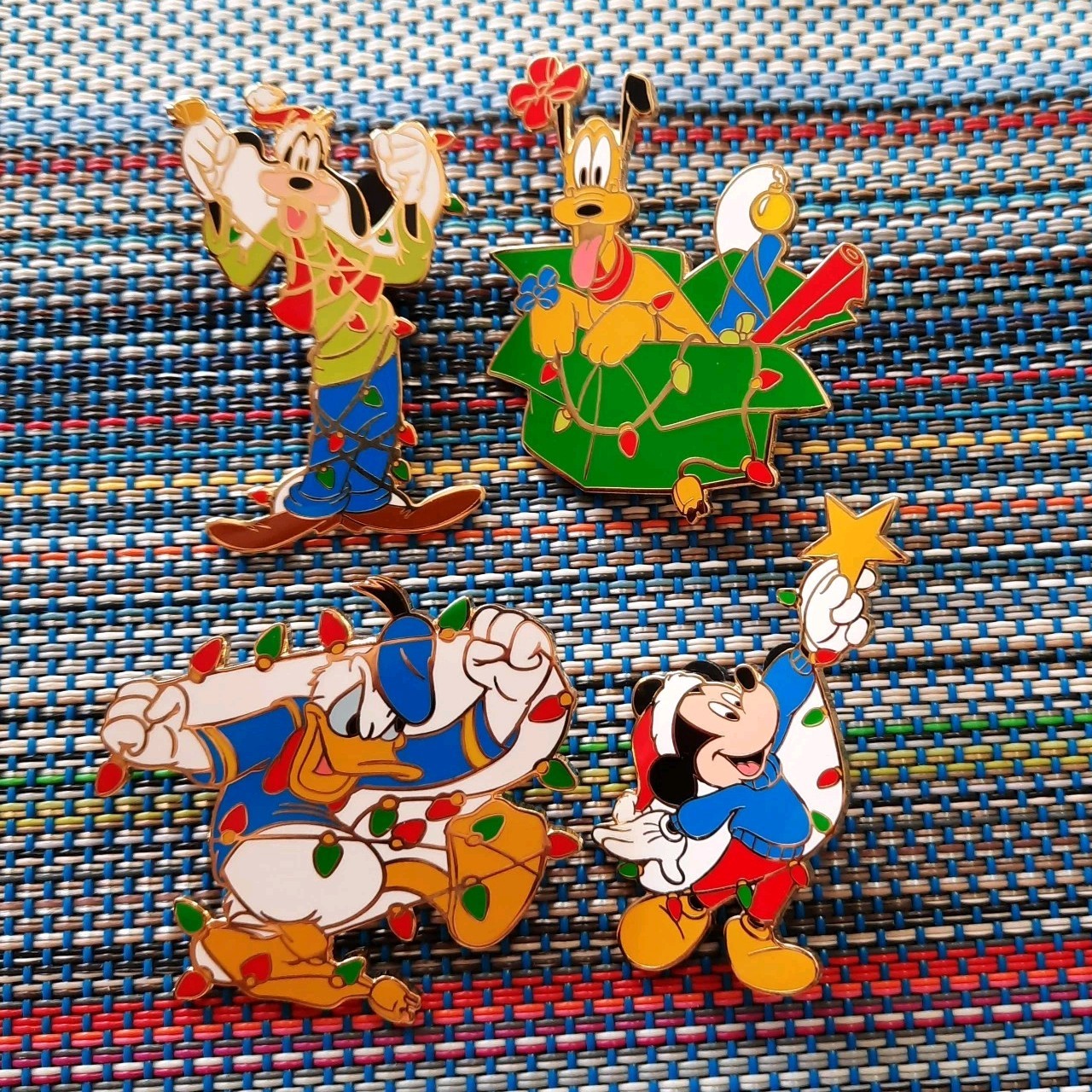 02 DLR Cast Holiday Party Christmas Lights Mickey Pluto Donald Goofy Disney Pins