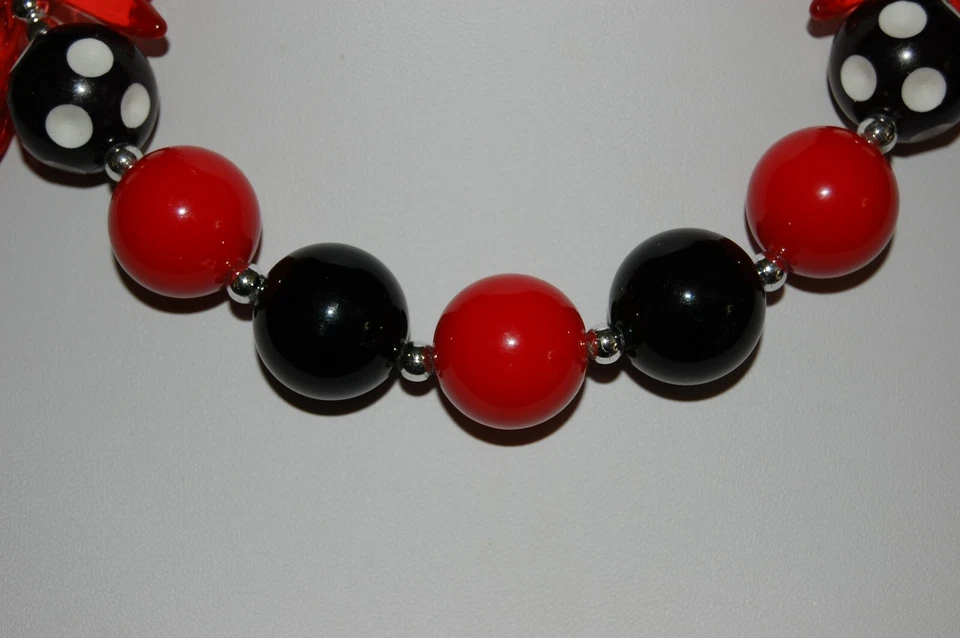 HERMOSO COLLAR GRANDE AUDAZ MULTICOLOR CON CUENTAS ACRÍLICAS INSPIRADAS EN MINNIE MOUSE Foto 4 de 4