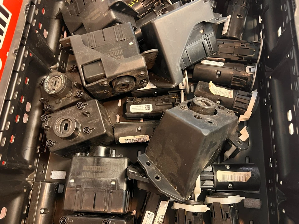 LOT OF CHRYSLER DODGE JEEP KEY FOB IGNITION SWITCH CONTROL MODULES Foto 3 de 4