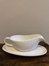 White Ceramic Gravy Boat with Attached Underplate – Classic Serving Dish