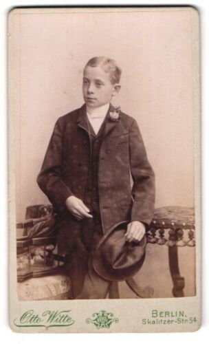 Fotografie Otto Witte, Berlin, Skalitzer-Strasse 54, Junge in Anzug mit Hut in   - Bild 1 von 2