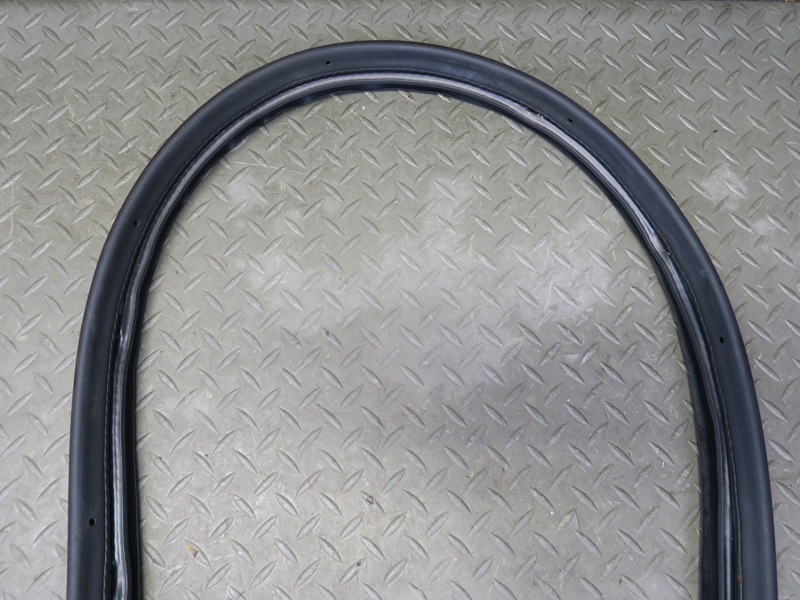 08-19 MASERATI GRANTURISMO M145 LEFT DOOR WEATHERSTRIP RUBBER SEAL GASKET