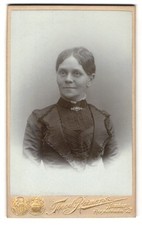 Fotografie Theod. Reimers, Hamburg, Reeperbahn 72, Portrait einer älteren Dame  
