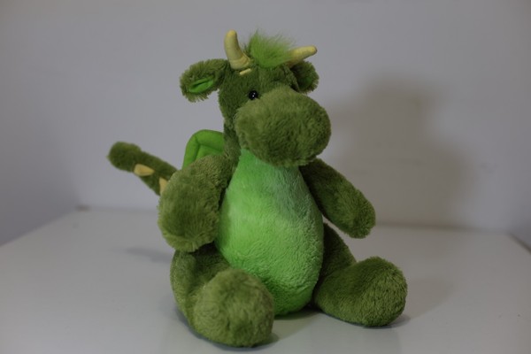 Dragón de peluche