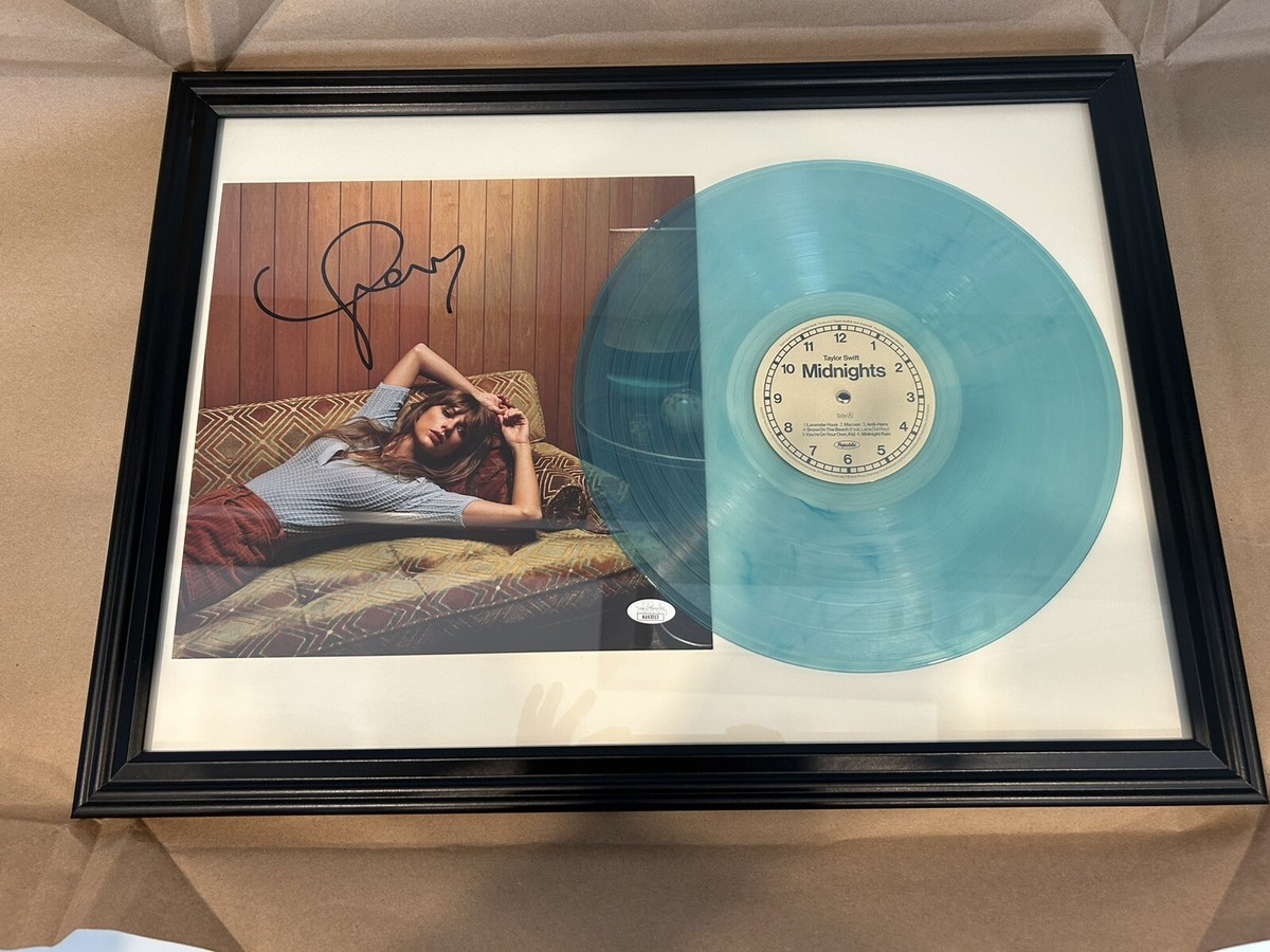 Taylor Swift Signed Photo JSA Certified Autograph Beautifully