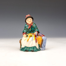 Royal Doulton Lady Figure - Venditori di strada in miniatura - Sete e nastri