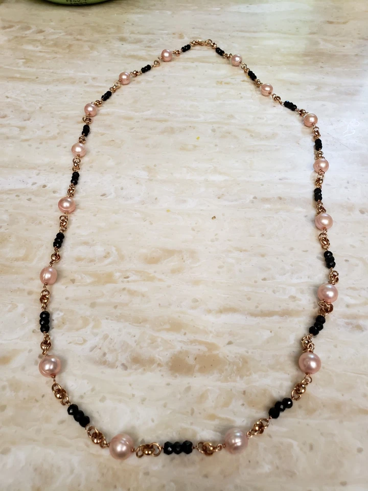 Collar Bronce Italia JH Perlas Rosa Con Piedras Negras Y Algunos Círculos Dorados. Foto 2 de 4