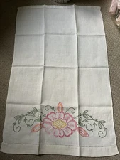 Vintage NOS Hand Embroidered Flower Linen Tea Bathroom Towel