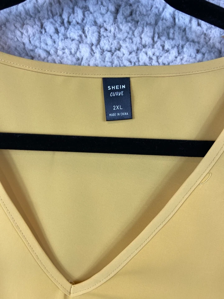 Blusa fluida manga corta plisada cuello en V amarillo dorado para mujer talla 2XL Foto 2 de 4