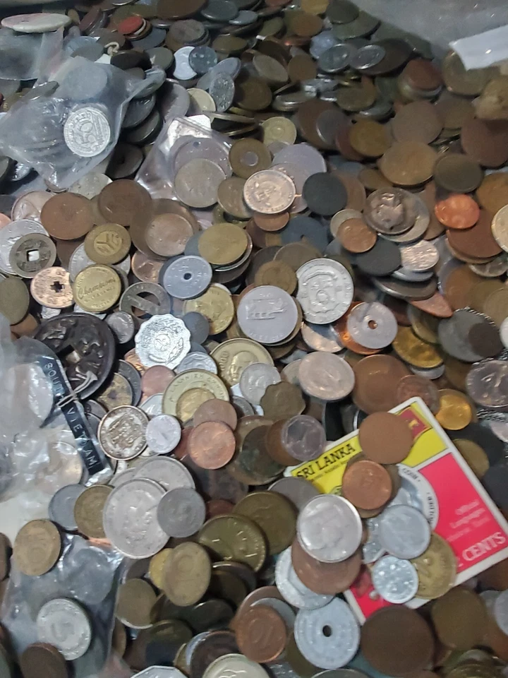 10lb Bulk Foreign Coin Lot From Pile Britain Euro Venezuela 1800's to 2000's - Image 4 of 4