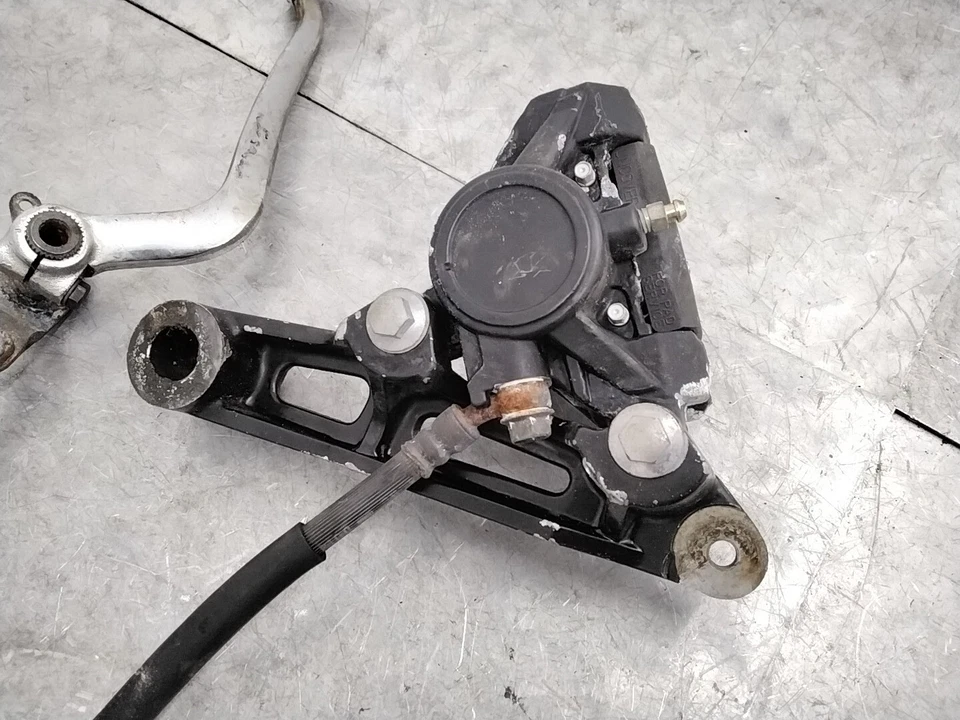 Yamaha FJ1100 1984 OEM freno trasero cilindro maestro con pedal de pinza Foto 2 de 4