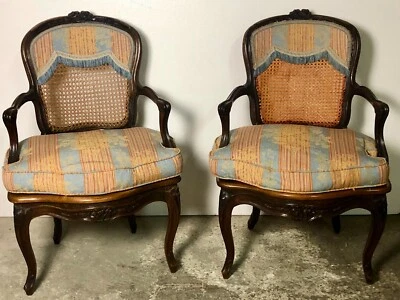 Fauteuils cabriolet (la paire) époque Louis XV en noyer moulurés et cannés - Photo 1/4