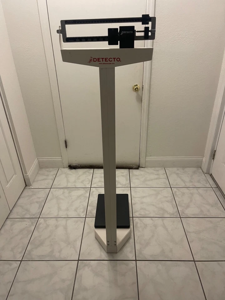 Báscula médica a nivel de ojo Detecto 438 de haz de pesaje, varilla de altura, 400 lb Foto 2 de 4