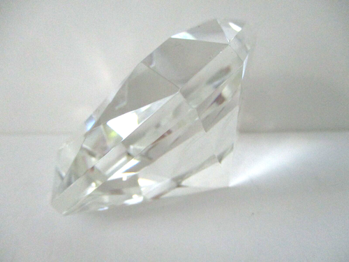 Oleg Cassini Clear Cut Diamond Paperweight Elizabeth Emerald New In Box - Picture 3 of 5