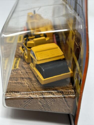 Matchbox Dirt Machines Caterpillar Road Pavers 32957 1998 - Picture 10 of 11