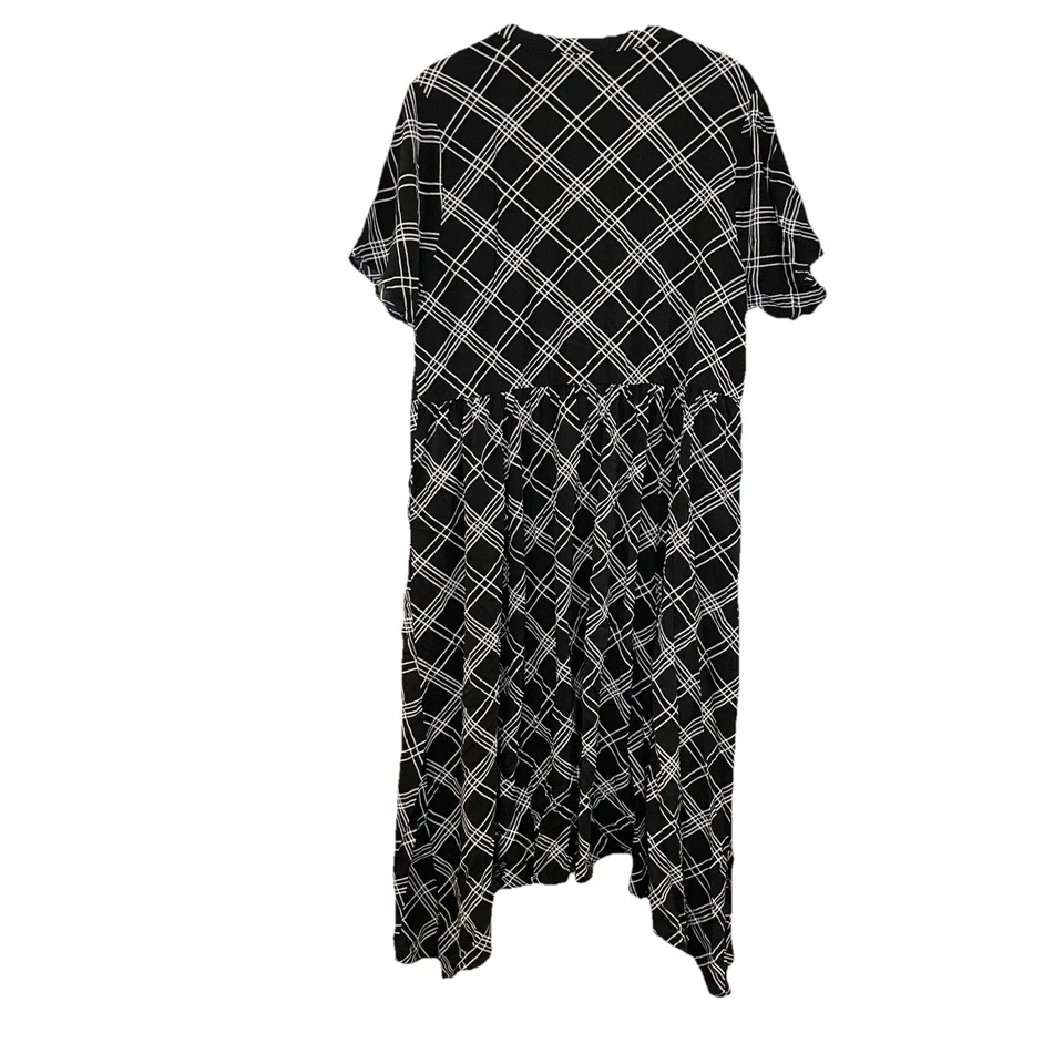 Vestido Camisa Torrid Midi Challis Negro Cuadros Botón Frontal Asimétrico Suave Plus 1X Foto 3 de 4