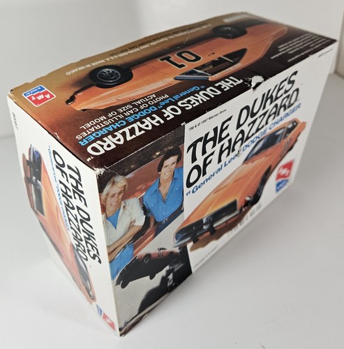 AMT 1/25 The Dukes of Hazzard General Lee Dodge Charger Model Car Kit - Complete