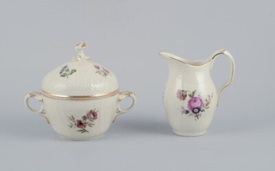 Royal Copenhagen, ''Frijsenborg''. Zuckerdose und Milchkännchen mit floralen Mo...