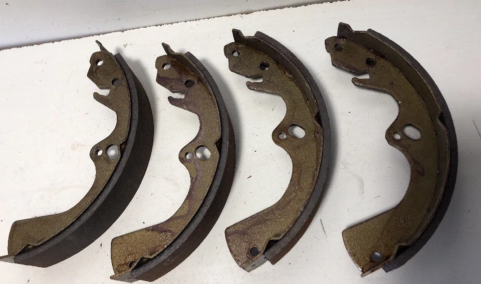 Zapatas de freno de tambor con revestimiento Bendix R565 - tracción trasera, se adapta a vehículos enumerados en la tabla Foto 4 de 4