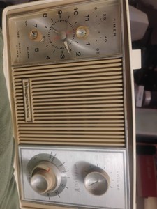 Vintage Magnavox AM Clock Radio Tube MARDI GRAS 1960s Beige