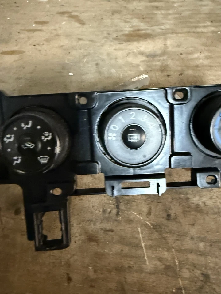 09 10 2009 2010 Pontiac Vibe Temperature Climate Control Dash A/C Heat AC - Image 4 of 4