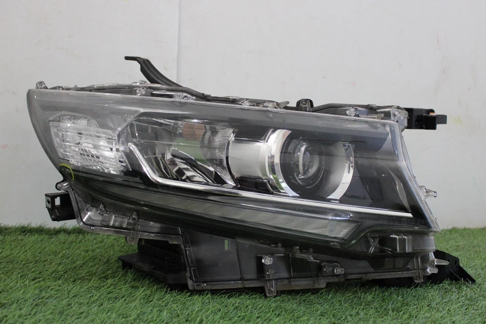 FARO ORIGINAL TOYOTA LAND CRUISER CONDUCTOR DERECHO 2022 EN ADELANTE Foto 4 de 4