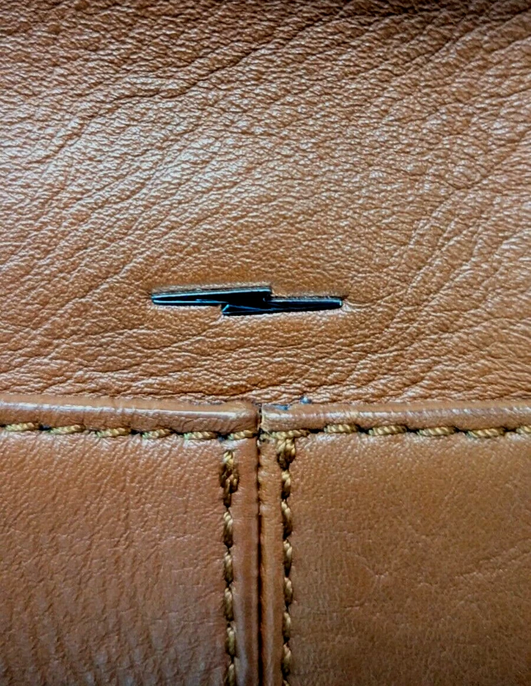 SHINOLA DETROIT 水饺包 BOURBON 水桶单肩包钱包/斜挎包 美国 $895 ~ 二手状况完好! — 第 4/4 张图片