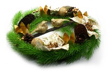 Adventskranz, mit Christsternen, weiß-gold dekoriert