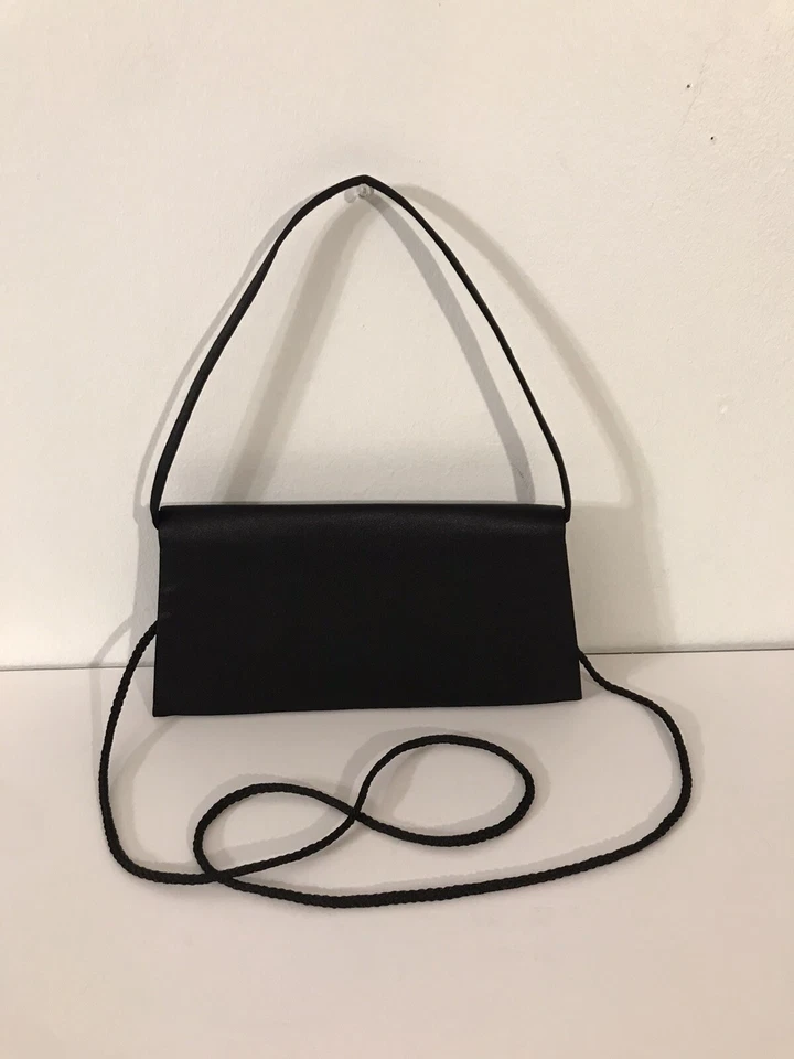 Bandolera/bolso de noche estilo clutch satinado negro La Regale con lazo de estrás Foto 3 de 4