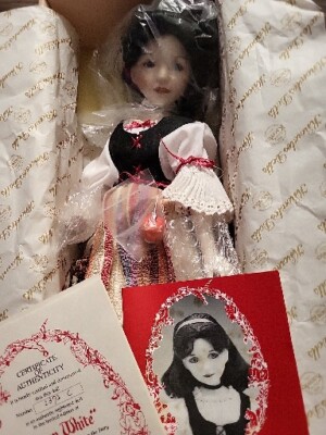 Ashton Drake Galleries Porcelain Doll by Dianna Effner Snow White Vintage In Box