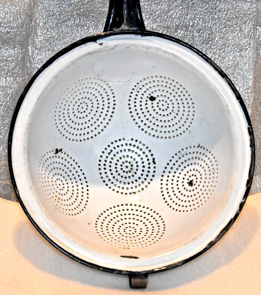 Vintage Colander Kitchen Enamel-Old Sieve-Strainer-Kitchen Decor-Vintage Sieve*/