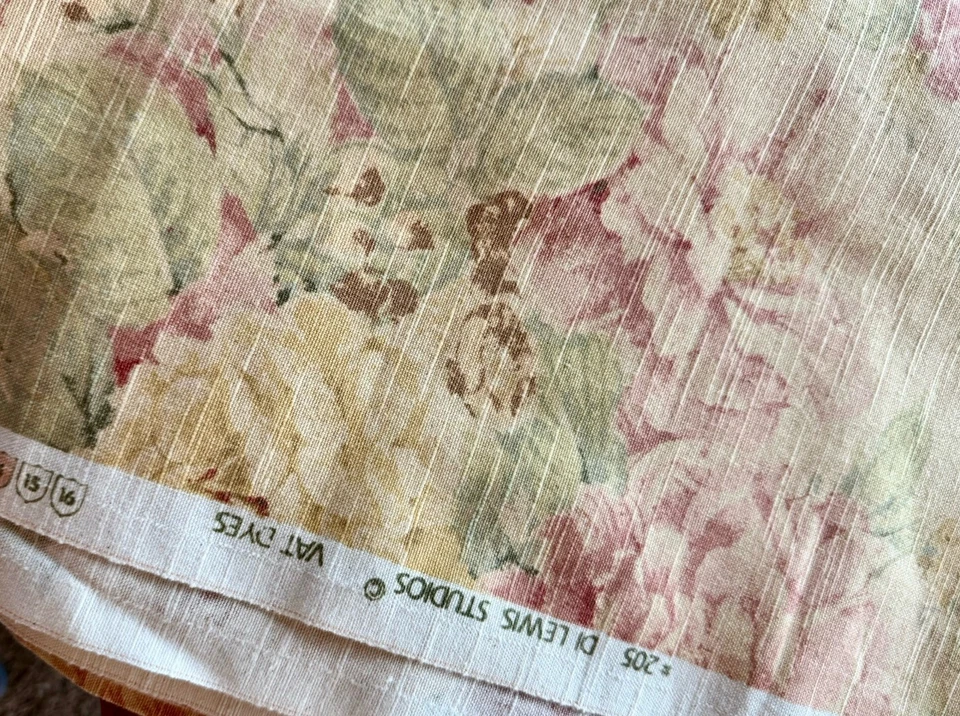 6 + 码 美丽花卉 黄色 粉色 Di Lewis Studios Vat 染料织物 — 第 2/4 张图片