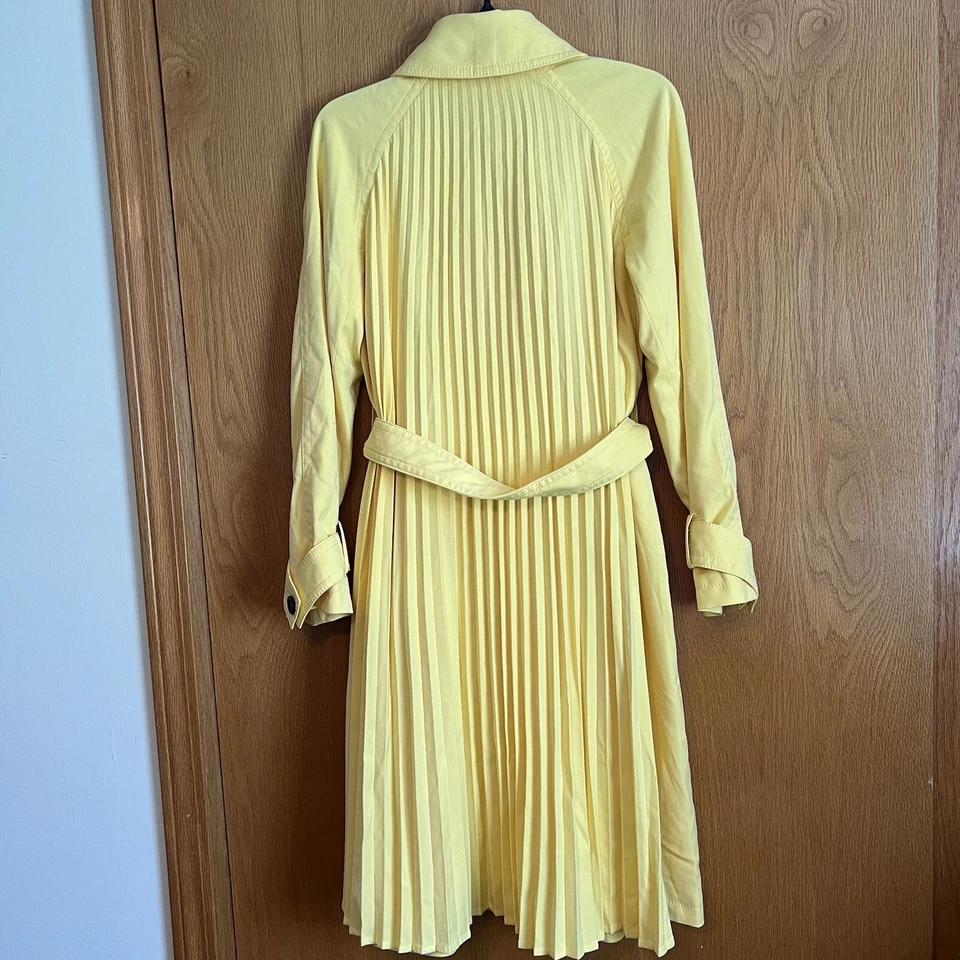 Gabardina Ann Taylor Amarilla Larga Plisada Espalda Autoatada Talla Pequeña Foto 2 de 4