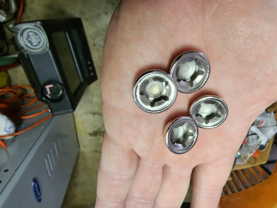 Lote de tapa de empuje de tuerca de empuje de tractor de pedales de colección NOS (4) rueda de pedales tipo cúpula temprana Foto 4 de 4