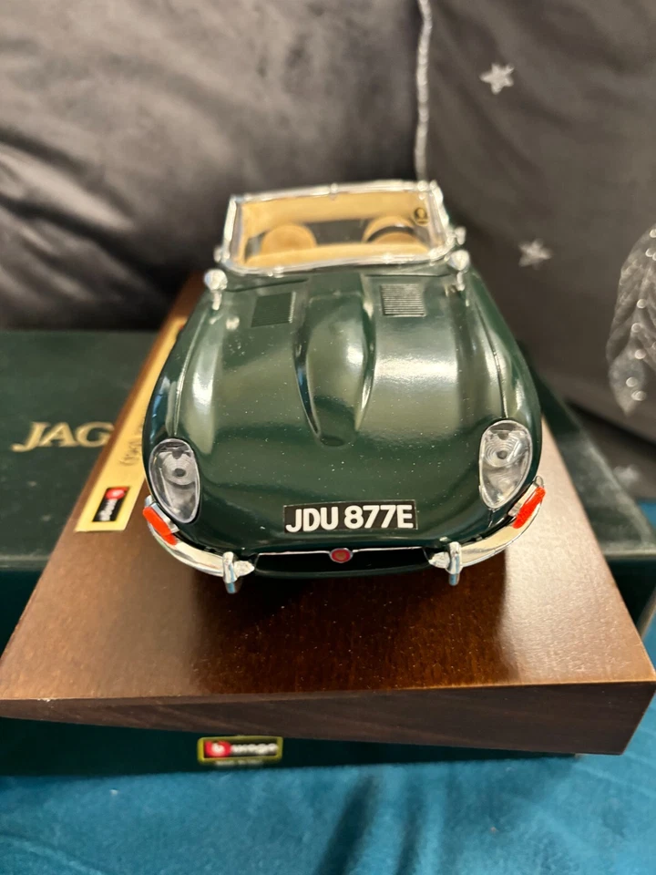 Bburago 1/18 - Jaguar E cabriolet 1961 de couleur vert socle bois - Photo 3/4