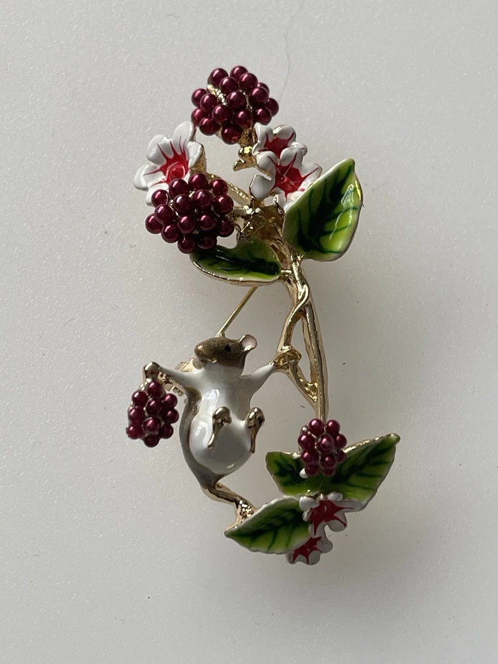 Lindo broche de bayas de ratón esmaltado tono dorado animal de bosque bayas rojas y flores Foto 3 de 4