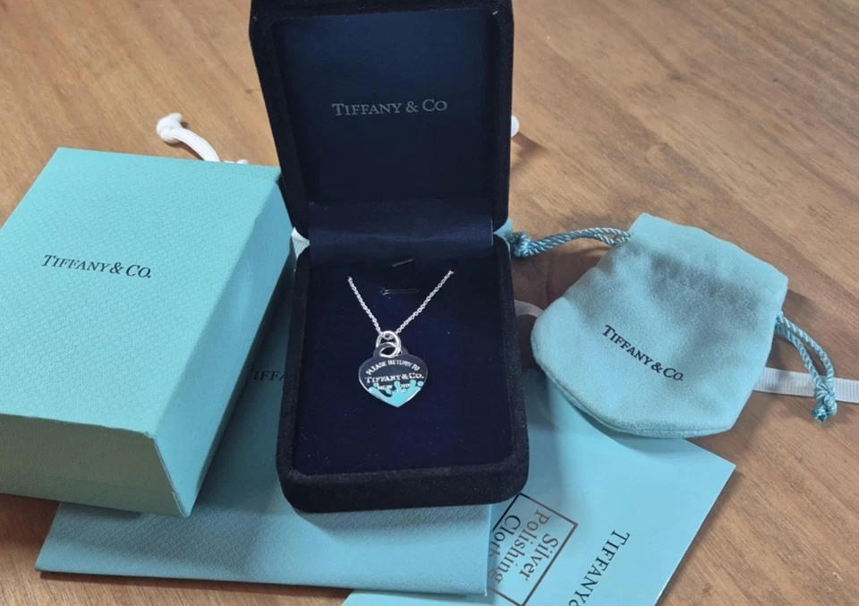 Collar Tiffany & Co Colgante Etiqueta Corazón Plata Esterlina con Caja y Bolsa Foto 2 de 4