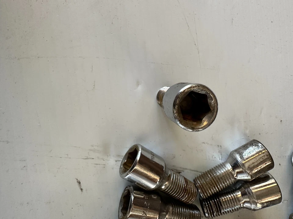 JUEGO DE TACOS 14x1,5 EL 28mm Cromo Cerraduras Rueda Audi A3 A4 A5 A6 A7 TT S3 S5 S6 S7 S4 Foto 4 de 4