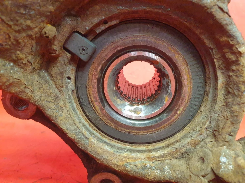 CITROEN C3 HUB FRONT DRIVER SIDE OFFSIDE RH 2010 1.6L PETROL - Image 3 of 4