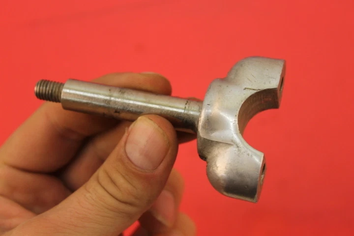 SOPORTE MANILLAR INFERIOR HONDA 1968 CL175 CA175 53132-237-680 NUEVO DE STOCK Foto 4 de 4