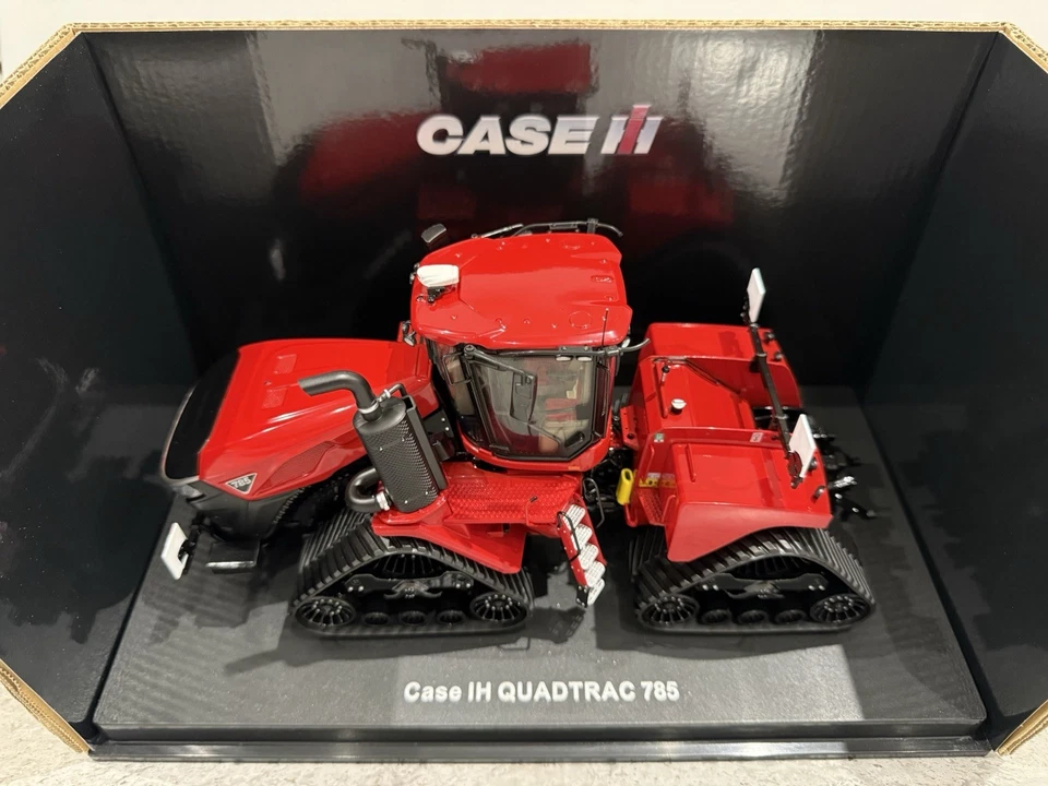 Universal Hobbies - Case IH Quadtrac 785 - Red - UH6821 - 1:32 Scale - Mint/New - Image 4 of 4