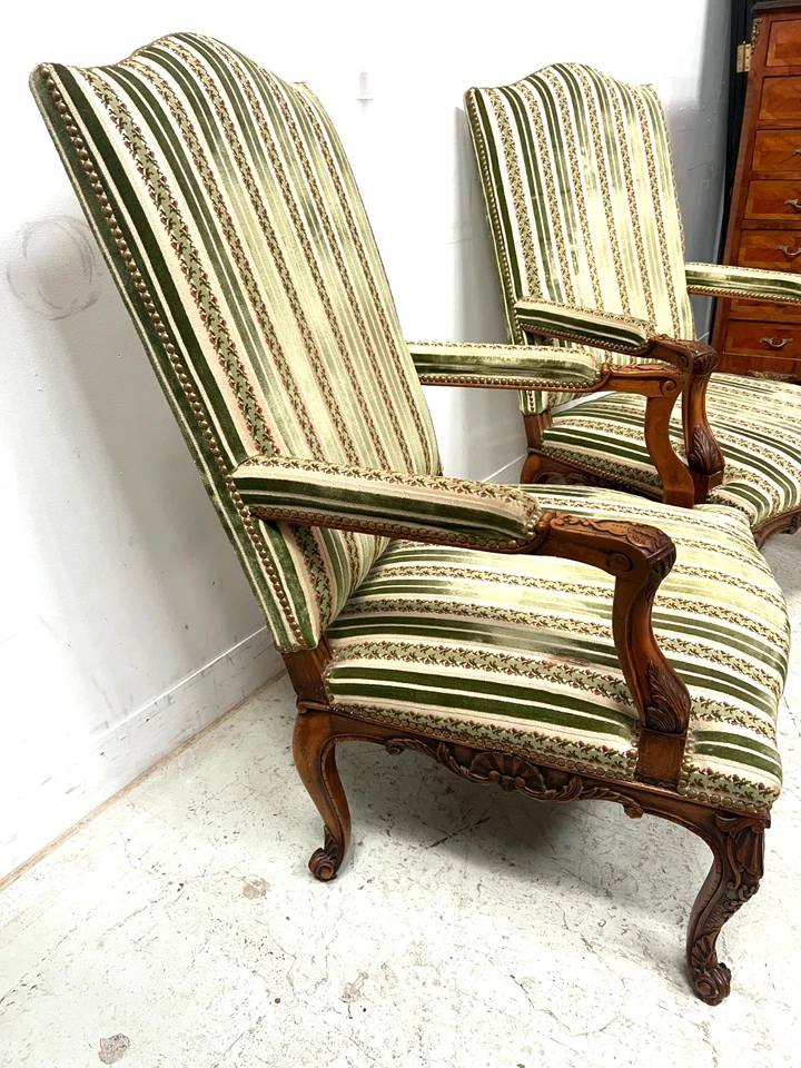 Paire de fauteuils de style Régence a haut dossier en noyer massif XIX siècle - Photo 2/4