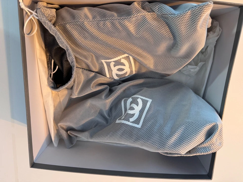 Chanel women’s 39 hi-top tennis shoes vintage excellent condition - Image 4 of 4