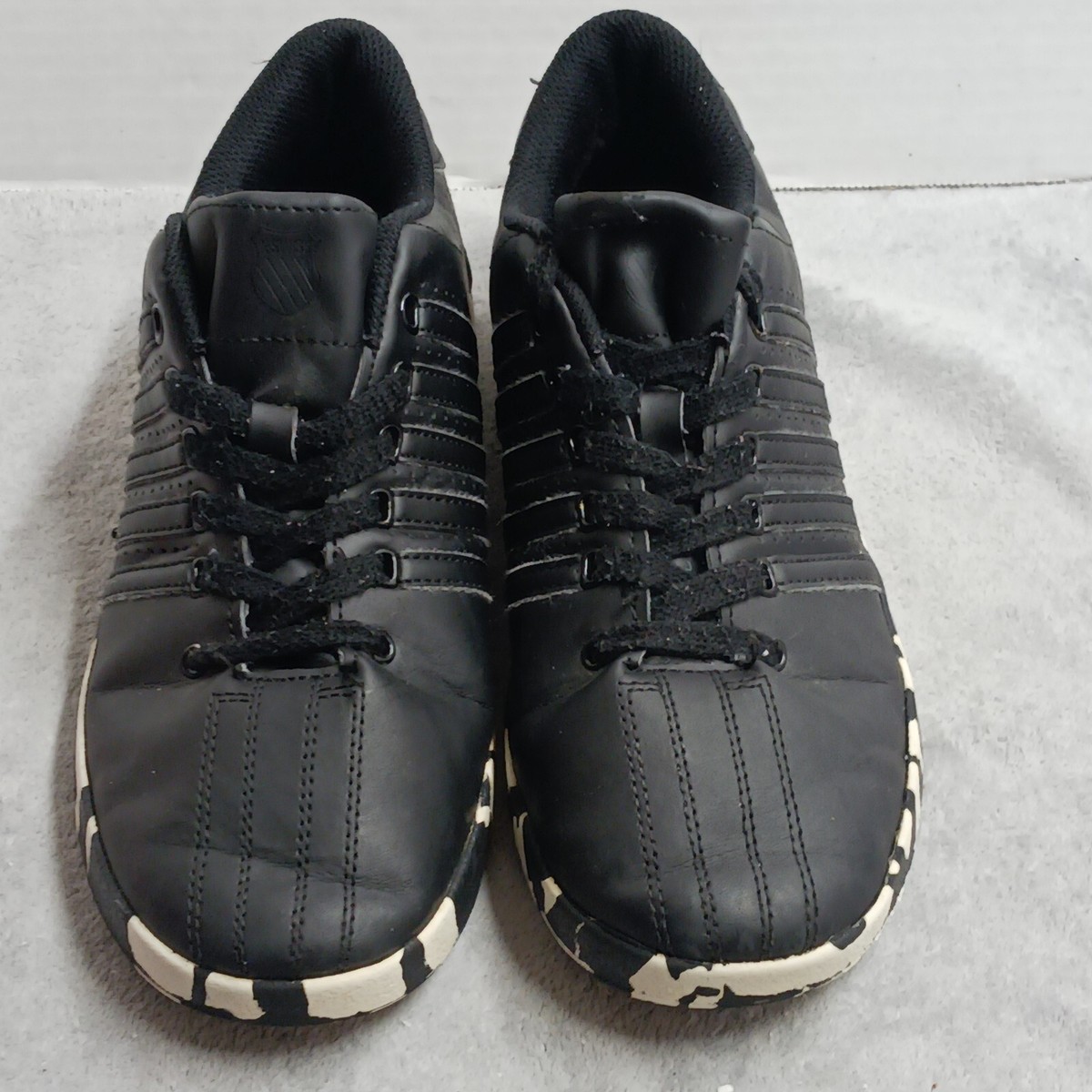 mサイズ K Swiss Mens Classic 83643-020-M Black Lace Up Low Top Sneaker