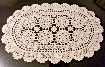ovale Tischdecke * Handarbeit gehäkelt Stäbchen * 47 x 30 cm * beige Vintage - Bild 1 von 4